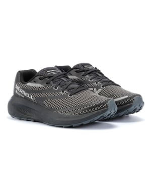 Bleiben Sie trocken und bequem mit diesen Sneakers mit einem Jacquard-Textilobermaterial und einer Gore-Tex-Wasserdichtmembran, die durch eine verklebte InvisibleFit-Konstruktion für leichten, atmungsaktiven Schutz optimiert wird. Reflektierende Details sorgen für erhöhte Sichtbarkeit bei schlechten Lichtverhältnissen, während das zu 50 % recycelte, herausnehmbare EVA-Schaumstoff-Fußbett nachhaltigen Komfort bietet.