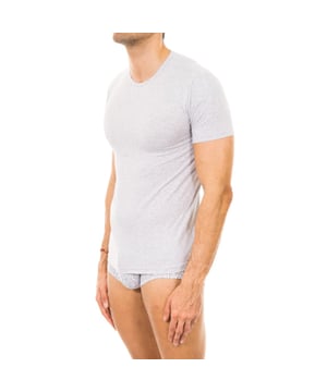 Camiseta de manga corta.
Color gris.
Cuello redondo, con acabado acanalado.
Tejido elástico y cómodo.
Etiqueta de tela con el nombre de la marca, en el lateral inferior.
Costuras vistas a tono.

Composición:
- 93% Algodón.
- 7% Elastano.

Cuidados:
- Lavar a máx. 30ºC.
- No usar lejía.
- Planchar a temperatura baja.
- Admite limpieza en seco.
- No usar secadora.