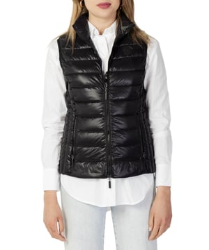 Marca: Armani Exchange  
Género: Mujeres  
Tipo: Chaquetas  
Temporada: Primavera/Verano  
Color: Negro  
Cierre: Cremallera  
Mangas: Sin mangas  
Escote: Cuello alto  
Composición: 100% poliamida  
Lavado: Lavable a máquina a 30°