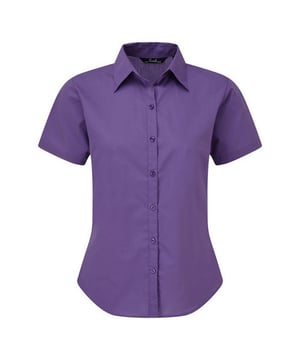 Zachte kraag styling. Afgeronde onderzijde. Uitgeruste styling met bustdarts en rugpijltjes. Easycare stof, korte mouwen. Geparelmoerde knoppen op lichtblauw en wit. Zelfkleurige knoppen op overige. Stof 65% Polyester, 35% Katoen. Gewicht 105 gsm.