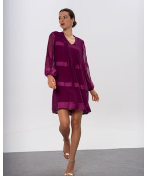 El Vestido Buganvilla Carolina es ideal para tus eventos de otoño. Su diseño de rayas y mangas largas añaden un toque moderno y elegante a cualquier look. Combínalo con tacones y accesorios dorados para un estilo sofisticado.
 
 
 
 Vestido corto con cuello pico.
 
 Jaretas en delantero.
 
 Manga larga.
 
 Cierre lateral con cremallera oculta en costura.
 
 Tejido con textura de rayas satinadas.
