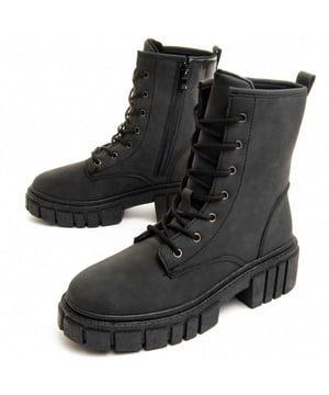Women's leather moccassin. Comfortable last Doublely sewn. Padded plant. Non -slip sole. Capsule collection for the brand.