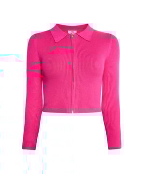 Of het nu in het zwart of in felle kleuren is, het cropped vest van myMo zorgt voor een frisse wind in je garderobe. De zachte viscosemix in een aansluitend silhouet heeft een trendy ribgebreide look, die dankzij de nette kraag en doorlopende ritssluiting een moderne twist krijgt.  Gebreide trui