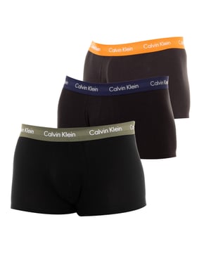 3er-Pack Calvin Klein Boxershorts.
 Elastischer Gummibund mit durchgehend eingesticktem Markennamen.
 Bequemer und atmungsaktiver Stoff.
 Anatomische Vorderseite, mit der Möglichkeit zu halten, ohne zu drücken.
 Saumschnitt mit geripptem Abschluss.
 Nähte im Ton sichtbar.
 Komposition: 95 % Baumwolle, 5 % Elastan.
 Pflege:
Pflege:
 - Bei maximaler Temperatur waschen. 40 °C.
 - Benutzen Sie keine Bleiche.
 - Unterstützt die chemische Reinigung.
 - Ermöglicht die Verwendung eines Trockners.
 - Bei maximaler Temperatur bügeln. 130 °C.