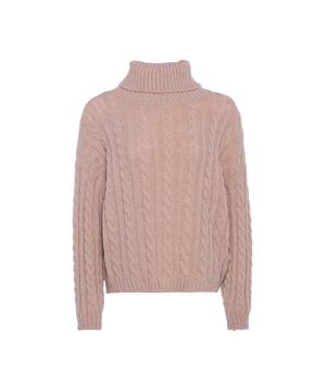 Umarmen Sie den zeitlosen Stil mit diesem gestrickten Pullover. Das Rollkragen-Design und das Zopfmuster strahlen Eleganz aus, während der gerippte Saum, das Bündchen und der Kragen eine bequeme Passform bieten. Ideal für kühlere Tage bietet dieser Pullover Wärme in einer weichen Textur. Vielseitig für jede legere oder halblegere Gelegenheit, seine klassische Unisex-Anziehungskraft garantiert mühelose Eleganz.  Pullover Sweater
