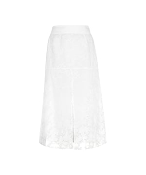 Entdecken Sie einen stilvollen Rock mit tailliertem Bund, der sich elegant nach unten hin ausweitet. Hergestellt aus leicht transparentem Stoff und verziert mit gepunkteten Motiven sowie zarten Blumen- oder Spitzenmustern. Dieses knielange bis midi-lange Kleidungsstück besticht durch einen glatten oberen Bereich, der in den kunstvoll gemusterten Stoff übergeht.  Rock