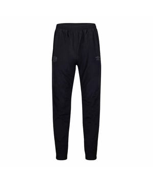 Los pantalones de vía negros de los hombres tejidos de Umbro Pro Training están diseñados para proporcionar comodidad, durabilidad y rendimiento óptimo durante sus sesiones de entrenamiento. Estos pantalones de pista combinan funcionalidad y estilo, lo que le permite moverse con facilidad mientras mantiene un aspecto elegante y deportivo.

Hecho a partir de tela tejida de alta calidad, estos pantalones de pista ofrecen una sensación ligera y transpirable, lo que permite un excelente flujo de aire y ventilación. La tela también se seca rápidamente, asegurando que se mantenga fresco y cómodo incluso durante los entrenamientos intensos.

Los pantalones de pista cuentan con un elegante color negro que agrega un toque de sofisticación a su conjunto deportivo. El diseño limpio y minimalista los hace versátiles, adecuados para una variedad de actividades de entrenamiento y deportes.

Con una cintura elástica y una cordillera ajustable, estos pantalones de pista ofrecen un ajuste seguro y personalizado. Esto le permite personalizar el tamaño de la cintura de acuerdo con su preferencia, asegurando la máxima comodidad y libertad de movimiento.

Diseñado con un ajuste regular y un corte de pierna recta, estos pantalones de pista proporcionan un equilibrio de cobertura y flexibilidad. El corte espacioso permite una amplia gama de movimiento, lo que le permite realizar movimientos dinámicos con facilidad.

Ya sea que participe en entrenamientos de alta intensidad, en correr o practicar deportes de equipo, los pantalones de pista negro de los hombres de entrenamiento UMBRO Pro están diseñados para mantenerse al día con su estilo de vida activo. Su combinación de comodidad, durabilidad y diseño elegante los convierte en una adición confiable y moderna a su guardarropa atlética. Intente su rendimiento y estilo con estos pantalones de pista premium de Umbro.