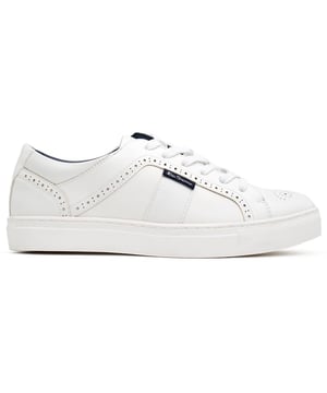 El modelo Tony Bogue de Ben Sherman es una zapatilla deportiva elegante e informal con detalles brogue elegantes y un diseño deportivo de suela de copa con una plantilla acolchada para mayor comodidad. Presenta un aspecto refinado y la marca distintiva de Ben Sherman para un estilo informal y elegante.