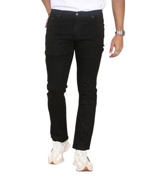 MYT Heren jeans met rechte pijpen, normale pasvorm en hyperstretch. Binnenbeenlengte 32 inch. Deze jeans met rechte pasvorm benadrukt je beste vorm en comfort en is voorzien van betere stretchtechnologie. 2 achterzakken, 2 voorzakken en één muntzakje. Knoopsluiting, merkknopen en klinknagels. Gemerkt pu-leer taillelabel.