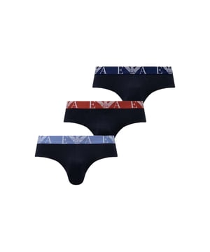 Heben Sie Ihre Alltagsessenzen mit den Emporio Armani 3er-Pack Herren Baumwoll-Stretch Slips hervor, die für den modernen Mann entworfen wurden. Hergestellt aus einer hochwertigen Mischung von 95 % Baumwolle und 5 % Elasthan bieten diese Slips ein weiches, atmungsaktives Gefühl mit einem Hauch von Stretch für die perfekte Passform. Die Slips sind in verschiedenen Farben erhältlich, jede mit dem charakteristischen Emporio Armani Bund, der Ihrer Unterwäschekollektion eine anspruchsvolle Note verleiht. Wichtige Merkmale: Stilvolles Design mit dem ikonischen Emporio Armani Bund für einen eleganten Look Hochwertige Baumwoll-Elasthan-Mischung für maximalen Komfort und Flexibilität Ideal für den täglichen Gebrauch, bietet Unterstützung und Komfort den ganzen Tag über Praktisches 3er-Pack in verschiedenen Farben, die zu Ihrer Garderobe passen