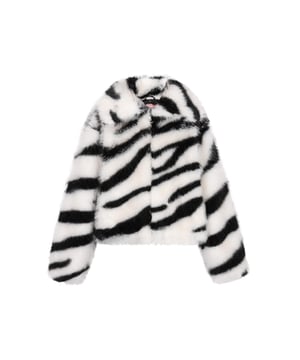 Laat je wilde kant zien met dit statement-jack met opvallend bontpatroon met zebraprint. De pluizige textuur straalt warmte uit, perfect voor koude dagen. Compleet met een kraag en lange mouwen, de kortere snit en de zichtbare ritssluiting voegen een vleugje edgy verfijning toe aan dit outwear-stuk.  Jas
