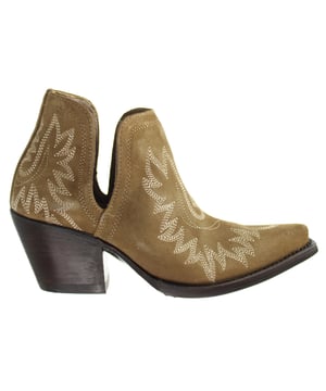 From rodeo scene to the mainstream this gorgeously handcrafted bootie from the Ariat® New West collection fits right in. ATS® technology provides exceptional comfort for that light-on-your-feet feeling.
ATS® technology for stability and all-day comfort
Premium full-grain leather foot and upper
All over four-row stitch pattern
Cut out side design detail for easy slip-on entry
Hand-nailed colour stained leather outsole
Can be resoled