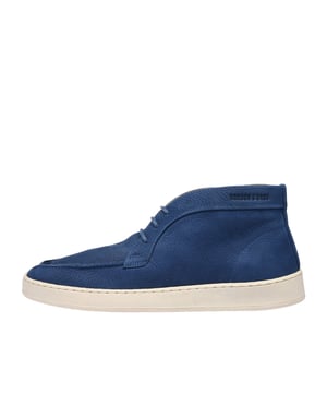 Der Garry von Gordon &amp; Bros vereint einen klassischen Chukka-Stiefel mit einer modernen Gummisohle und schafft so eine faszinierende Mischung aus Tradition und zeitgemÃÃŸem Stil. Perfekt fÃr ein legeres Outfit, verleiht er auch formellen Looks eine frische Note und trifft damit den Zeitgeist hervorragend.Dank der Strobel-Konstruktion bietet der Gary nicht nur auÃŸergewÃhnliche FlexibilitÃt, sondern auch eine leichte und bequeme Passform. Das herausnehmbare FuÃŸbett mit Memory-Foam passt sich individuell an die Form Ihres FuÃŸes an und sorgt fÃr langanhaltenden Komfort. Die rutschfeste Cupsole aus Gummi gewÃhrleistet optimale Traktion und StabilitÃt auf verschiedenen UntergrÃnden.Jedes Detail dieses Sneakers wurde mit grÃÃŸter Sorgfalt und Liebe zum Detail gestaltet. Die off-white Retro-Sohle verleiht dem Schuh einen klassischen Touch, der ihn zu einem einzigartigen Begleiter fÃr jede Gelegenheit macht.
