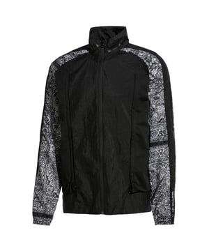 Puma x Les Benjamins Logo Men's Black Track Jacket - een gedurfde fusie van urban stijl en eigentijds design, gemaakt in samenwerking met Les Benjamins, ontworpen om je streetwear game te verbeteren met een vleugje edge en onderscheidende flair.

Belangrijkste kenmerken:

 1. Unieke samenwerking:  Het Puma x Les Benjamins Logo Black Track Jacket is het resultaat van een samenwerking die de expertise van Puma op het gebied van sportkleding combineert met de unieke artistieke visie van Les Benjamins. Deze samenwerking levert een opvallend stuk op dat zowel modieus als urban is.

 2. Strakke zwarte esthetiek:   De zwarte kleur van het trainingsjack straalt een gevoel van urban raffinement uit. Deze veelzijdige kleurkeuze voegt een element van moderniteit en scherpte toe aan je outfit.

 3. Eigentijds ontwerp:   Het track jacket heeft een eigentijds ontwerp dat zowel sportkleding als streetwear elementen bevat. De strakke lijnen, gedurfde merkopdrukken en unieke details maken het een opvallend stuk.

 4. 4. Comfortabele pasvorm:   Het track jacket is gemaakt met comfort in gedachten en biedt een relaxte pasvorm die niet ten koste gaat van de stijl. Het is ontworpen voor zowel casual uitjes als actieve bezigheden.

 5. Onderscheidend merk:   Het Puma x Les Benjamins Logo Black Track Jacket is prominent voorzien van zowel het Puma- als het Les Benjamins-merk, waarmee de samenwerking op het gebied van authenticiteit en vooruitstrevende mode wordt benadrukt.

 6. Veelzijdige styling:   Het strakke zwarte ontwerp en eigentijdse silhouet van het track jacket maken het veelzijdig voor verschillende gelegenheden. Draag het met joggers voor een sportieve look of combineer het met jeans voor een moeiteloos trendy ensemble.

 7. Omarm stedelijke elegantie:   De Puma x Les Benjamins Logo Men's Black Track Jacket staat voor stedelijke elegantie en biedt een gemakkelijke manier om je individuele stijl te uiten met een mix van moderniteit en onderscheidend design.