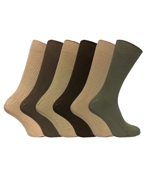 Todo hombre necesita un par de calcetines súper cómodos y prácticos en su vida, ¡y estos calcetines de algodón 100% se los proporcionan! Cuando se trata de comodidad, todo el mundo está de acuerdo en que la mejor apuesta es el algodón por su suavidad natural y su capacidad para absorber la humedad. Estos calcetines son totalmente acanalados para ayudar a mantenerlos en pie, y son ideales para el uso diario, o como par de calcetines ligeros y finos de etiqueta. Tecnología de uso diario para los pies de cualquier hombre. Estos calcetines de primera calidad son 100% algodón, lo que significa que son extra suaves y cómodos, haciéndolos perfectos para llevarlos durante largos días en el trabajo o en casa. No sufrirás ninguna irritación al llevar estos calcetines, ¡y se asegurarán de que estés lo más cómodo posible! Gracias a su contenido en algodón, estos calcetines son transpirables y ayudan a mantener los pies frescos. Esto significa que hay menos riesgo de que los calcetines se vuelvan incómodos y también significa que hay menos posibilidades de ampollas. Estos calcetines también tienen una parte superior suelta, lo que asegura que usted no termina con cualquier anillos de constricción desagradables alrededor de sus piernas después de un uso prolongado. Estos calcetines son una talla 6-11 Reino Unido y están disponibles en dos variaciones de color; Negro y un surtido de marrón / beige.