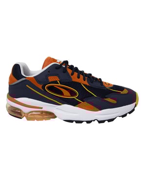 De Puma Cell Ultra OG Navy/Orange Trainers voor heren zijn stijlvolle en prestatiegerichte schoenen van het bekende sportmerk Puma. Laten we eens kijken naar de belangrijkste kenmerken van deze trendy sportschoenen:

 Navy/Oranje kleurencombinatie:   De trainers hebben een opvallende kleurencombinatie met navy als dominante kleur en levendige oranje accenten, wat zorgt voor een gedurfde en opvallende look.

 Cel Technologie:   De "Cell" technologie in de tussenzool van de sportschoenen zorgt voor verbeterde demping en stabiliteit tijdens activiteiten en biedt uitstekende ondersteuning en comfort.

 Atletisch ontwerp:   De trainers zijn ontworpen met een atletische en sportieve stijl, waardoor ze geschikt zijn voor verschillende fysieke activiteiten of als modieuze toevoeging aan je casual outfits.

 Duurzame constructie:   Deze sportschoenen zijn gemaakt van hoogwaardige materialen en zijn bestand tegen slijtage, waardoor ze lang meegaan.

 Comfortabele pasvorm:   De sportschoenen zijn ontworpen voor een goede en comfortabele pasvorm, zodat je voeten goed ondersteund worden tijdens het bewegen.

 Puma-logo:   Als authentieke Puma-producten kunnen de sportschoenen voorzien zijn van het Puma-logo of -merk, wat staat voor de toewijding van het merk aan prestaties en stijl.

 Veelzijdigheid:   Deze sportschoenen zijn veelzijdig en geschikt voor een breed scala aan activiteiten, zoals hardlopen, trainen of dagelijks dragen.

 Heren maat:   De sportschoenen zijn speciaal op maat gemaakt voor mannen en bieden een mannelijke en stijlvolle optie voor schoeisel.

De Puma Cell Ultra OG Navy/Orange Trainers voor heren combineren stijl en functionaliteit, waardoor ze een populaire keuze zijn onder sportliefhebbers en modebewuste individuen. Omarm de atletische aantrekkingskracht en innovatieve technologie van Puma met deze trendy en comfortabele sportschoenen die je prestaties en stijl verbeteren.