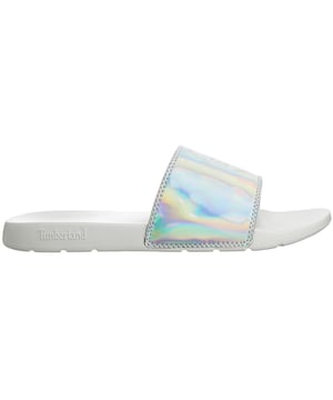 Las deslizaderas Timberland Playa White para mujer son unas cómodas y elegantes sandalias deslizaderas diseñadas para un uso informal en tiempo cálido. Timberland es conocida por su calzado duradero y de calidad, y estos deslizadores no son una excepción.

Características principales:

 Color blanco: Los deslizadores vienen en un color blanco limpio y versátil, que complementa una amplia gama de conjuntos de verano.

 Diseño deslizante:  Las sandalias deslizantes tienen un diseño slip-on fácil de llevar, que te permite ponértelas y quitártelas rápidamente sin necesidad de cordones ni correas.

 Plantilla cómoda:  Timberland suele incorporar plantillas acolchadas y contorneadas en su calzado para mejorar la comodidad durante un uso prolongado.

 Construcción duradera:  Timberland es conocida por utilizar materiales y técnicas de construcción de alta calidad que garantizan la longevidad y durabilidad de sus productos.

 Suela texturizada:  La suela exterior texturizada proporciona tracción y agarre, lo que hace que estos deslizadores sean adecuados para diversas superficies, incluidas playas y cubiertas de piscinas.

 Marca Timberland:  El logotipo o marca de Timberland suele aparecer en su calzado, lo que significa el compromiso de la marca con la calidad y el estilo.

 Estilo versátil:  Las sandalias deslizantes como estas son versátiles y se pueden usar para varias ocasiones informales, desde viajes a la playa hasta hacer recados en climas cálidos.

Las sandalias deslizantes Timberland Playa White para mujer son una opción cómoda y a la moda para el verano o la playa. Tanto si te relajas junto a la piscina, como si vas a la playa o simplemente quieres una opción cómoda y fácil de llevar para los meses de verano, estas deslizaderas ofrecen una opción práctica y elegante para tus necesidades de calzado.