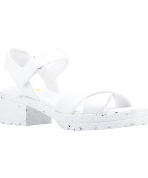 Sieh dir das Stück an, das diese Babys haben. Zieh unsere schwarzen Riemchensandalen mit Absatz an und lass die Nacht beginnen, denn du hast eine Menge zu tanzen. Als Teil unseres Recycling-Sortiments gibt dir Luca jeden Grund, dich zu verlieben.
- Feminine weiße Sandale mit Riemchen
- Hergestellt aus recycelten Materialien
- Polsterung am hinteren Riemen
- Einfacher Klettverschluss mit Schnalle für eine bessere Passform