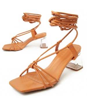 Heel sandaal. Comfortabele pasvorm. Gevoerde inlegzool. Antislip zool. Gemaakt door andere merken voor ons merk. Ongeveer 6 cm hoge hak.
