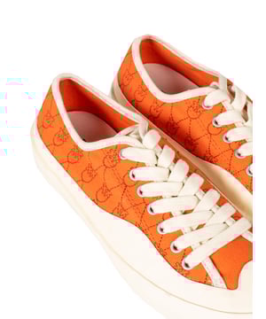 Cordones atados
Punta redonda
Suela logotipada
Punta reforzada
Con el logo de la marca en toda la superficie
Hechos de tejido de alta calidad