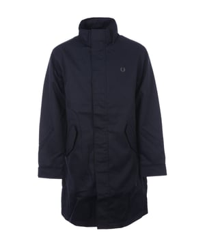 Enfréntate a los elementos con estilo con la chaqueta Fred Perry. Este elegante abrigo está diseñado para lucir genial con casi cualquier conjunto. Haz una declaración con una chaqueta que luce genial y te mantiene protegido de los elementos., Abrigo azul Fred Perry, 100% poliéster, cierre de cremallera central, 2 bolsillos con cierre de botón, solapa cortavientos, corte estándar, se ajusta a la talla real, insignia de la marca en el frente izquierdo del pecho, abrigo azul marino