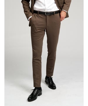 Unsere Original Performance Pants™ sind Hosen mit stilvollem Look und hervorragender Funktionalität. Genießen Sie den ganzen Tag lang hervorragenden Komfort. Das braune Modell passt gut in jeden Kleiderschrank und zu jedem Outfit. Die Hose verhilft Ihnen also zu einem Look, der sowohl stilvoll als auch bequem ist. Alle Hosen aus unserer Perform-Kollektion werden mit einem Ziel vor Augen entworfen: die beste Kleidung für Sie zu schaffen, die hohe Ansprüche an die Funktionalität und Qualität Ihrer Kleidung haben. Deshalb sind alle Kleidungsstücke unserer Perform Collection aus guten, dehnbaren und weichen Materialien gefertigt, die den ganzen Tag über bequem zu tragen sind.

Hier sehen Sie eine Hose in der Farbe Braun. Die Hose hat eine schmale Passform. Das Modell ist auch in Regular fit erhältlich.

Welche Größe hat die Hose? Die Hose kann in 29 verschiedenen Größen ausgewählt werden. Siehe und wählen Sie die Größe unter "Größe". Die Größen sind für Männer angepasst.

Über TeeShoppen: Bei TeeShoppen sind wir stolz darauf, unsere eigenen Produkte anzubieten. Das Ziel unseres Sortiments ist es, Ihnen die Möglichkeit zu geben, Ihre Garderobe mit Kleidungsstücken zu ergänzen, die sowohl einfach als auch modern sind. Und sie ist nicht langweilig, nur weil sie einfach ist. Die Kleidungsstücke sind aus luxuriösen Materialien gefertigt, die angenehm zu tragen sind und sich für jede Gelegenheit stylen lassen. Möchten Sie einen zeitlosen Anbieter von Mode für Männer und Frauen? Bei TeeShoppen zahlen Sie nicht für teure Marken und Kosten - nur für Qualität und Service. Und so wie die Modewelt sich ständig verändert, erweitern wir auch ständig unser Sortiment.