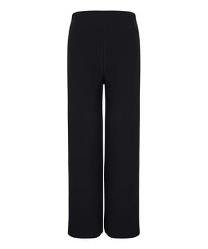 Die Weite Sporty Forever Hose von EA7 in Schwarz für Damen überzeugt durch ihren hohen Bund und einen seitlichen Reißverschluss. Die lockere Passform und das weich fallende Material sorgen für ein feminines und komfortables Tragegefühl. Ein Logo-Patch und die gerippte Textur verleihen der Hose einen stilvollen Akzent. Diese Hose bietet sowohl beim Training als auch beim Relaxen höchsten Komfort. Sie lässt sich perfekt mit den T-Shirts der Kollektion kombinieren, um vielseitige und trendige Komplettlooks zu kreieren. Ideal für modebewusste Frauen, die Wert auf Komfort und Stil legen.