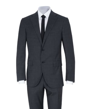 100% lana virgen; traje de Corneliani;  Modelo: 847275 9817290 021;  Mano de obra de alta calidad;  100% lana virgen suave;  cuello de solapa;  Dos bolsillos delanteros con solapa, un bolsillo en el pecho;  Tres bolsillos interiores;  Dos aberturas laterales;  pantalón de traje con cierre de gancho y cremallera;  Dos bolsillos laterales, dos bolsillos pequeños delante, dos bolsillos de ribete detrás;  Hebillas de cinturon