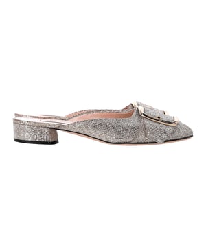VINTAGE, RRP WIE NEU  
Tauchen Sie ein in Eleganz und Luxus mit den Casadei Alexa Low-Heel Mules in Gold Glitter. Die atemberaubende Oberseite aus silbernem Glitter strahlt Opulenz und Stil aus. Der niedrige Absatz bietet Komfort und Praktikabilität, ohne auf Eleganz zu verzichten, während die spitze Zehenform einen schlanken und raffinierten Look kreiert.  
*mit Schachtel und Staubbeutel  

Casadei Alexa Low-Heel Mules in Gold Glitter  
Material: Glitter  
Farbe: Gold  
Größe: EU39  
Zustand: Sehr gut  
Gebrauchsspuren: Leichte Abnutzung an den Sohlen  
SKU: 366242