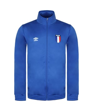 LOGO DE UMBRO FRANCIA LOGO Long Sleip Up Up Blue Men's Track Chaqueta, una pieza de ropa exterior elegante y deportiva que celebra el orgullo francés y representa el rico patrimonio futbolístico de la nación. Esta chaqueta de pista combina comodidad, estilo y espíritu de equipo, por lo que es imprescindible para los fanáticos del fútbol francés.

Con su vibrante color azul, esta chaqueta exuda un aspecto fresco y enérgico. Las mangas largas proporcionan cobertura adicional, mientras que el cierre delantero con cremallera permite fácilmente. La chaqueta está adornada con el icónico logotipo de Umbro, que muestra el compromiso de la marca con la calidad y la autenticidad.

Hecho a partir de materiales de alta calidad, esta chaqueta de pista asegura una sensación cómoda y acogedora. La tela proporciona calidez y transpirabilidad, por lo que es adecuada para una variedad de condiciones climáticas. Ya sea que esté vitoreando las gradas o participando en actividades al aire libre, esta chaqueta de pista lo mantiene cómodo y elegante.

La característica destacada de esta chaqueta es el logotipo francés que se muestra en el cofre, simbolizando el orgullo nacional francés y representando el patrimonio futbolístico de la nación. Agrega un toque de espíritu de equipo y muestra su apoyo al equipo nacional de fútbol francés.

Ya sea que se dirige a un partido, participe en actividades deportivas o simplemente buscando una opción de ropa exterior de moda y deportiva, la chaqueta de pista de la manga larga de la manga larga de la manga azul de Umbro France es una excelente opción. Su combinación de comodidad, estilo y espíritu de equipo le permite representar con orgullo al equipo nacional de fútbol francés con confianza y orgullo.