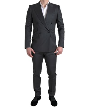 Marca: Dolce & Gabbana  
Modelo: SICILIA  
Estilo: Traje de dos piezas con doble botonadura  
Color: Gris  
Cierre: Cierre de un botón  
Ajuste: Ajuste slim  
Bolsillos: Dos bolsillos interiores  
Ventilación: Ventilación abierta en la parte trasera  
Pantalones: Cierre de cremallera de 3 vías  
Material: 98% lana virgen 2% elastano  
Forro: 85% seda 15% viscosa  
Hecho en Italia  
Material: 98% lana virgen 2% elastano