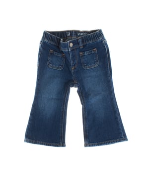 Este pantalón flare para bebé combina comodidad y estilo con un toque moderno. 

Su diseño ajustado en caderas y muslos se abre a partir de la rodilla para un clásico estilo acampanado que aporta movimiento y fluidez. 

Confeccionado en mezclilla de textura flexible, asegura un calce cómodo y adaptable para todo el día.

Cuenta con una cintura elástica sin cierre, lo que facilita su ajuste y colocación, acompañado de un práctico botón a presión. Incluye un total de 4 bolsillos, que aportan funcionalidad y un toque casual. 

Perfecto para el día a día, este pantalón ofrece un ajuste cómodo y práctico sin sacrificar el estilo.
 Composición: 99% Algodón, 1% Elastano
 Cuidados:
- Lavar a máquina con agua fría.
- Utilizar colores similares en el lavado.
- Evitar el uso de blanqueadores.
- Secar a baja temperatura en secadora.
- Planchar a baja temperatura.
- No lavar en seco.