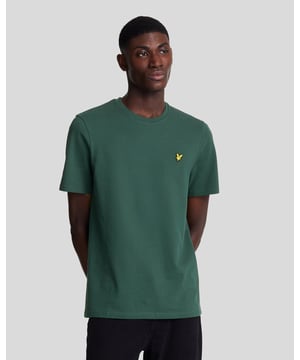 Crewneck. Short sleeves. Brand logo on chest. Regular fit.