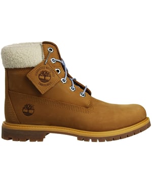 Die Timberland 6-Inch Premium Waterproof Damenstiefel in Braun sind eine klassische und robuste Wahl für Frauen, die sowohl Stil als auch Haltbarkeit in ihrem Schuhwerk schätzen. Hier sind die wichtigsten Merkmale dieser Stiefel:

Braunes Nubukleder: Diese Stiefel bestehen typischerweise aus hochwertigem braunem Nubukleder, das ein zeitloses und vielseitiges Aussehen bietet und gleichzeitig Haltbarkeit sowie Widerstandsfähigkeit gegen Abnutzung garantiert.

Klassische 6-Zoll-Höhe: Diese Stiefel verfügen über die ikonische 6-Zoll-Höhe, die Unterstützung und Schutz für den Knöchel bietet. Sie sind für verschiedene Anlässe geeignet, von lässigen Ausflügen bis hin zu Outdoor-Aktivitäten.

Wasserdichte Konstruktion: Timberland ist bekannt für seine wasserdichten Stiefel, und die 6-Inch Premium Reihe ist darauf ausgelegt, Ihre Füße bei nassen Bedingungen trocken zu halten. Diese Stiefel besitzen oft eine nahtversiegelte Konstruktion und wasserdichtes Leder.

Gepolsterter Kragen und Zunge: Die Stiefel sind mit einem gepolsterten Kragen und einer Zunge ausgestattet, die zusätzlichen Komfort bieten und das Risiko von Reibung oder Unbehagen bei längerer Tragedauer verringern.

Schnürverschluss: Normalerweise verfügen diese Stiefel über ein Schnürverschluss-System mit rostfreiem Material, das es Ihnen ermöglicht, eine sichere und individuell anpassbare Passform zu erreichen und gleichzeitig langfristige Haltbarkeit zu gewährleisten.

Anti-Fatigue-Technologie: Einige Timberland-Stiefel, einschließlich der 6-Inch Premium Reihe, sind mit einer Anti-Fatigue-Technologie in der Zwischensohle ausgestattet. Diese Technologie sorgt für ganztägigen Komfort und Unterstützung, was sie für längere Tragezeiten geeignet macht.

Vielseitiger Stil: Diese Stiefel sind so gestaltet, dass sie vielseitig einsetzbar sind und für eine Vielzahl von Outfits und Anlässen geeignet sind, von urbanen Abenteuern bis hin zu Outdoor-Aktivitäten.

Timberland-Branding: Diese Stiefel verfügen häufig über Branding-Details von Timberland, wie das ikonische Timberland Baum-Logo an der Seite, auf der Zunge oder der Ferse, das das Engagement der Marke für Qualität und Stil repräsentiert.

Robuste Gummisohle: Die Gummisohle bietet hervorragende Traktion und Grip auf verschiedenen Oberflächen und sorgt für Stabilität und Sicherheit in unterschiedlichen Umgebungen.

Zusammenfassend kombinieren die Timberland 6-Inch Premium Waterproof Damenstiefel Stil, Komfort und wetterfeste Merkmale. Mit ihrer hochwertigen Lederkonstruktion, dem klassischen Design und der gepolsterten Unterstützung sind sie eine vielseitige Ergänzung Ihrer Garderobe, die sowohl für den Alltag als auch für Outdoor-Abenteuer geeignet ist. Diese Stiefel repräsentieren die Tradition von Timberland in Bezug auf Qualität und Funktionalität im Damen-Schuhwerk.