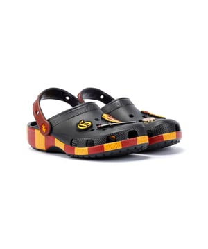 Deze Classic Clogs zijn geïnspireerd op Harry Potter's Gryffindor huissjaal in rood en goud en zijn lichtgewicht, watervriendelijk en drijvend. Met ademende ventilatieopeningen en draaibare hielriempjes voor een goede pasvorm zijn ze perfect voor fans die op zoek zijn naar stijl en comfort. Aanpasbare, exclusieve, op Gryffindor geïnspireerde Jibbitz™ bedels.