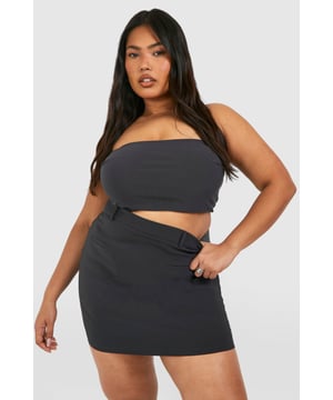 On the hunt for the perfect summer staple? Look no further than this pair of plus size shorts. Comfortable, versatile, and perfect for summer styling, this pair have been made with extra fabric to ensure the perfect fit. Keep things casual in an oversized t-shirt and high top trainers, or team with heeled sandals and a floaty blouse for weekend plans. Need more inspo? Serve up some new energy with an iconic pair of plus size denim shorts - disclaimer, they look just as good with t shirts in the day as they do with lace bodysuits at night. Style: SkortsFabric: BengalineLength: ShortModel's height: 170cm / 5'7"