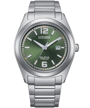 Diese Citizen Analoguhr für Männer ist das perfekte Zeitmessgerät zum Tragen oder Verschenken. Das silberne 42 mm runde Gehäuse kombiniert mit dem bequemen silbernen Titanarmband sorgt dafür, dass Sie dieses beeindruckende Schmuckstück ohne Kompromisse genießen können. Angetrieben von einem hochwertigen Eco-Drive-Uhrwerk und bis zu 5 Bar wasserdicht, wird Ihre Uhr weiterhin ticken. ECO-DRIVE - Eco-Drive ist eine 40-jährige Kerntechnologie von CITIZEN, die selbst bei schwachem Licht Energie erzeugt und es Uhren ermöglicht, auch über sechs Monate im Dunkeln zu laufen. Diese Analoguhr verfügt über eine Kalenderfunktion: Datum, solarbetrieben, leuchtende Zeiger und leuchtende Zahlen. Hochwertiges 21 cm langes und 22 mm breites silbernes Titanarmband mit einem Klappverschluss mit Druckknopf. Gehäusedurchmesser: 42 mm, Gehäusehöhe: 9 mm, Gehäusefarbe: Silber und Zifferblattfarbe: Grün.