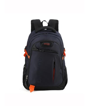 Mochila unisex. El cierre es con cremallera. Los bolsillos internos son uno abierto. Hay tres bolsillos externos con cremallera y dos laterales abiertos. Falta la correa para el hombro. El asa es de tela. Hay un compartimento interno. El material exterior es poliéster. Internamente está forrado en poliéster. Medidas: 32x18x45 cm. Producto de moda