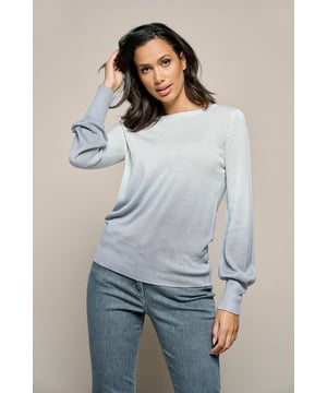 Laat je stralen dit seizoen met de licht gebreide Corbyn top! Deze degradé top uit de nieuwe collectie van Mart Visser heeft een prachtig verloop van offwhite naar grijs met een glinsterende look. De top straalt ultieme luxe uit door de subtiele glitterdetails. Het soepele materiaal valt elegant langs het lichaam, met lange mouwen en een recht vallende pasvorm. Een mooi afgewerkte brede ribboord siert de onderkant, hals en mouwen van de top. Deze verfijnde damestrui is iets korter, valt op de heup en kan prachtig bloezend gedragen worden voor een elegante en comfortabele uitstraling. Combineer deze elegante top bijvoorbeeld met een jeans voor een casual look en voeg het bijpassende degradé vest toe voor de ultieme combinatie!