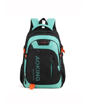 Mochila unisex. El cierre es con cremallera. Los bolsillos internos son uno abierto. Hay tres bolsillos externos con cremallera y dos laterales abiertos. Falta la correa para el hombro. El asa es de tela. Hay un compartimento interno. El material exterior es poliéster. Internamente está forrado en poliéster. Medidas: 33x47x21 cm. Producto de moda