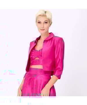Ein minimalistisches Stück, das überall hinpasst und wie ein Bolero über Cocktailkleidern oder Abendkleidern getragen werden kann.
Produkt-Details
- Form: kurz, gerade
- Länge: 43 cm
- Claudine-Kragen
- Rund 3/4
