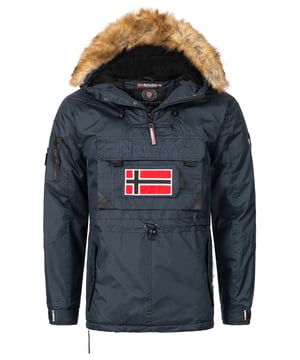 Angeboten wird eine warme Herren Schlupfjacke der Marke "Geographical Norway" mit Kapuze und XXL-Kunstfellkragen. Die Winterjacke ist mit einem Regular Fit schnitt ausgestattet, bei diesem Schnitt kann sich der Körper unter dem Stoff frei bewegen, ohne dass der Stoff am Körper klebt. Das Obermaterial besteht aus einem hochwertigen Polyester-Material, dass sich Ideal für die kalten Wintertage eignet.