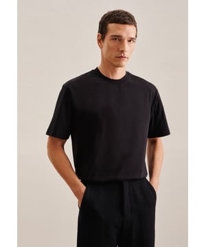 Wir präsentieren Ihnen die zweiteilige Capsule Collection mit Starfriseur Jörg Oppermann. Das schwarze Basis T-Shirt, dass den hohen Tragekomfort eines hochwertigen und zugleich pflegeleichten Materials bietet, spiegelt Jörg Oppermanns klassisch-eleganten Signature Look wider, den er über zahlreiche Events und Celebrity Stylings etabliert hat.