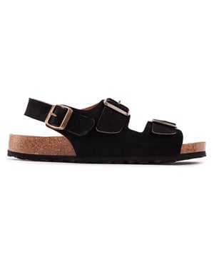 Adopta tu ropa de verano favorita con estilo y comodidad. con las sandalias con plantilla Oxley para hombre de SOLE. Estas zapatillas sin cordones de estilo clásico en negro cuentan con un diseño de triple correa de gamuza de alta calidad con hebillas ajustables y una plantilla moldeada para un ajuste perfecto y un uso sencillo. mirada alegre.
