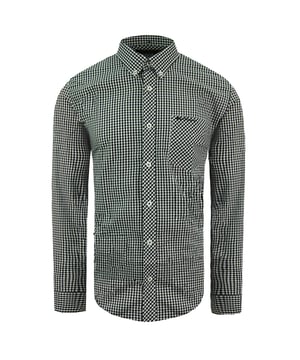 La clásica camisa de gingham en blanco y negro de manga larga, de manga regular de los hombres del Ben Sherman original, con un gingham icónico de negro azabache e icónico en una camisa de ajuste de modificación regular para hombres. True estilo casual de camisa con una tela de algodón liviana y suave.

Ben Sherman ha sido un componente icónico de la moda británica desde 1963. Comenzando con camisas icónicas, la marca ha crecido de fuerza en fuerza, con trajes elegantes, pantalones y más ahora en su rango mundial. Compre el ícono: este es el Ben Sherman original. A menudo imitado, nunca golpeado.