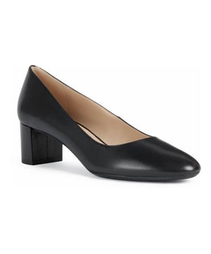 Der Pheby 50 ist ein formeller Pumps mit klassischem Charme, der ein raffiniertes Outfit oder einen Look für besondere Anlässe aufwertet. Das Obermaterial aus geschmeidigem Nappa ruht auf einem halbhohen Säulenabsatz.