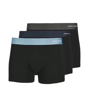 Entdecke den perfekten Mix aus Komfort und Stil mit dem Jack & Jones Boxershorts Dreierpack. Diese Boxershorts für Herren sind für all diejenigen gemacht, die Wert auf Qualität und Passform legen. Gefertigt aus hochwertigen Materialien, bieten sie dir einen angenehm weichen Tragekomfort, der dich durch den ganzen Tag begleitet.  Dank des elastischen, körpernahen Schnitts schmiegen sich die Shorts optimal an deine Figur an, ohne einzuengen. Der klassische Logobund setzt dabei ein markantes Statement und sorgt für einen modernen Look. Ob im Alltag oder beim Sport - diese Boxershorts von Jack & Jones bieten dir die perfekte Kombination aus Bequemlichkeit und stilischem Understatement.
