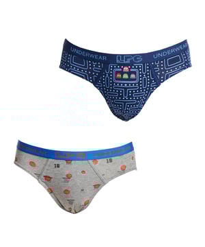 Set van 2 jongensslips van Le Petit Garçon, ontworpen om de hele dag comfort, ondersteuning en frisheid te bieden.

 Kenmerken:

 - Ademende stof: Gemaakt van hoogwaardige materialen die de luchtcirculatie bevorderen, waardoor de huid koel en droog blijft.
 - Anatomische voorkant: Comfortabele en stevige pasvorm die schuren voorkomt en bewegingsvrijheid biedt voor dagelijkse activiteiten.
 - Elastische tailleband: Omvat een zachte tailleband met het merklogo, voor een perfecte pasvorm met een modern tintje.
 - Aantrekkelijk ontwerp: Verkrijgbaar in verschillende kleuren en prints die zorgen voor plezier en stijl.

 Een ideale keuze voor kinderen die op zoek zijn naar comfortabel en functioneel ondergoed met een praktisch en aantrekkelijk ontwerp.
 Samenstelling: 95% Katoen, 5% Elastaan
 Onderhoud:
- Wassen op max. temperatuur. 30º.
 - Geen bleekmiddel gebruiken.
 - Geen droger gebruiken.
 - Niet strijken.
 - Niet chemisch reinigen.