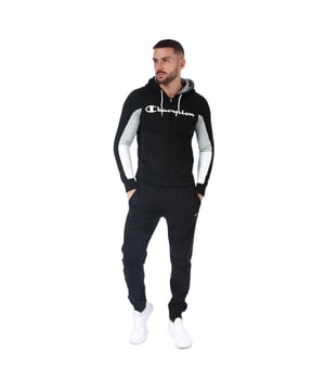 Chándal con Capucha Mens Champion.- Parte Superior-- Logo Champion impreso en el frente y la manga.- Puños y dobladillo acanalados.- Cierre de cremallera total.- Bolsillos en la parte frontal.- Cuerdas ajustables en la capucha.- Cuerpo 53% Algodón 47% Poliéster Apta para Lavadora.- Parte Inferior-- 2 Bolsillos.- Logo impreso en el frente.- Cintura elástica con cuerdas ajustables.- 53% Algodón 47% Poliéster.
