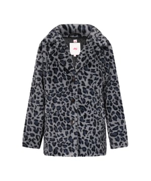 Geniet van de allure van het wild met deze bontjas met opvallend luipaardpatroon. Met een ingekerfde kraag en een button-down voorkant straalt dit outwear-stuk verfijning uit. De bonttextuur en de rechte snit voegen een vleugje luxe toe aan je garderobe. Met zijn lange mouwen, praktische zakken en dierenmotief is deze jas perfect voor wie het hele seizoen wil opvallen.  Jas